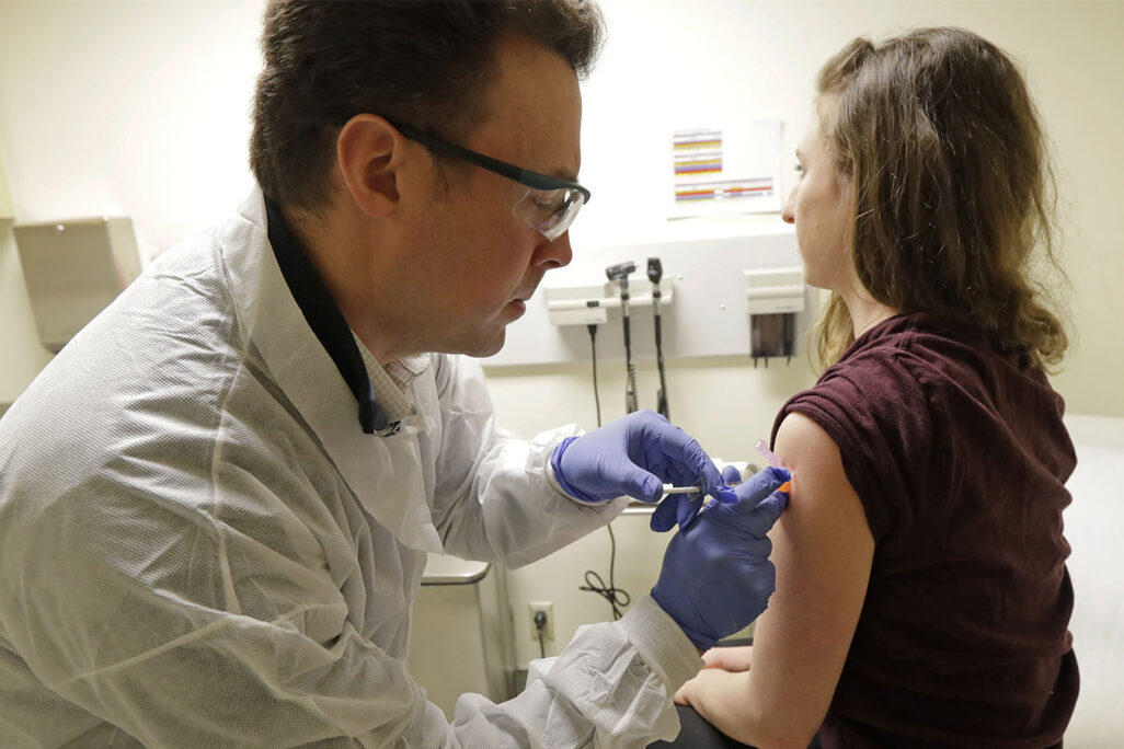 רופא מחסן צעירה בארה״ב. אפשרות החיסונים נגד קורונה נפתחה גם לבני 6 חודשים עד 5 שנים (צילום: AP Photo/Ted S. Warren, File)