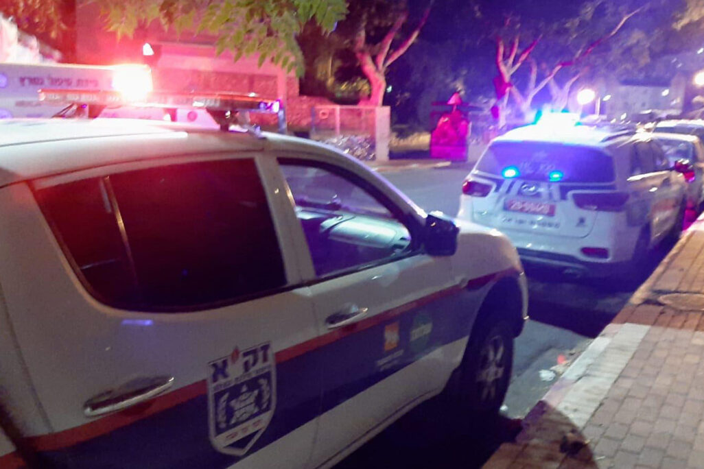 ליד דירת הנפטר (צילום: דוברות זק"א) ליד דירת הנפטר (צילום: דוברות זק"א)
