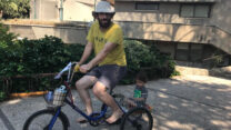 אבא, בן והאופניים של סבתא בדרכם חזרה מהמסגרת (צילום: אלבום פרטי)