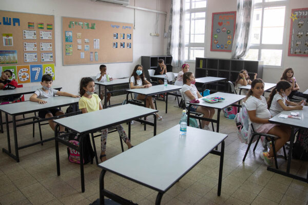 תלמידי כיתה א' ביום הראשון ללימודים. 1 בספטמבר (צילום: נועם ריבקין פנטון/פלאש90)