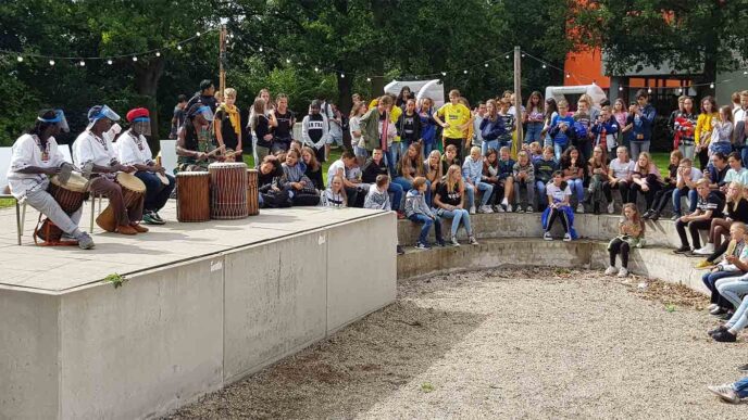 פסטיבל סיום השבוע לתלמידי כיתות ז' בעיירה בוסקופ, הולנד. (צילום: אלבום פרטי)