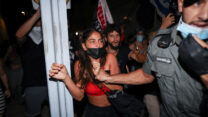 עימות עם המשטרה במהלך צעדת מחאה ברחוב יפו בירושלים לכיוון בלפור, 5 בספטמבר 2020 (צילום: יונתן סינדל / פלאש 90).