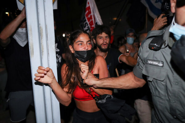 עימות עם המשטרה במהלך צעדת מחאה ברחוב יפו בירושלים לכיוון בלפור, 5 בספטמבר 2020 (צילום: יונתן סינדל / פלאש 90).