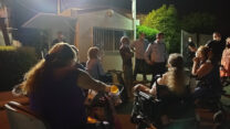 "הנכים הופכים לפנתרים" במחאה מחוץ לביתו של שר האוצר ישראל כץ (צילום: הנכים הופכים לפנתרים)
