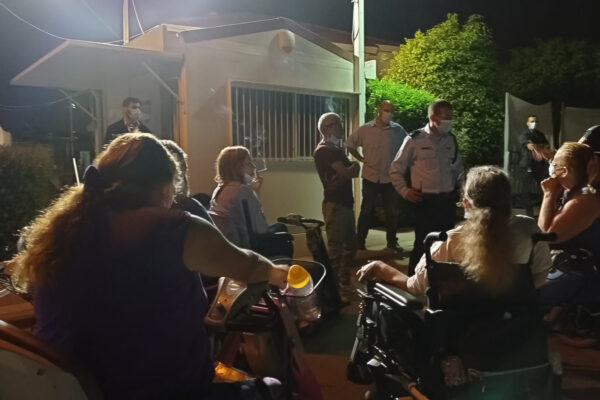 "הנכים הופכים לפנתרים" במחאה מחוץ לביתו של שר האוצר ישראל כץ (צילום: הנכים הופכים לפנתרים)