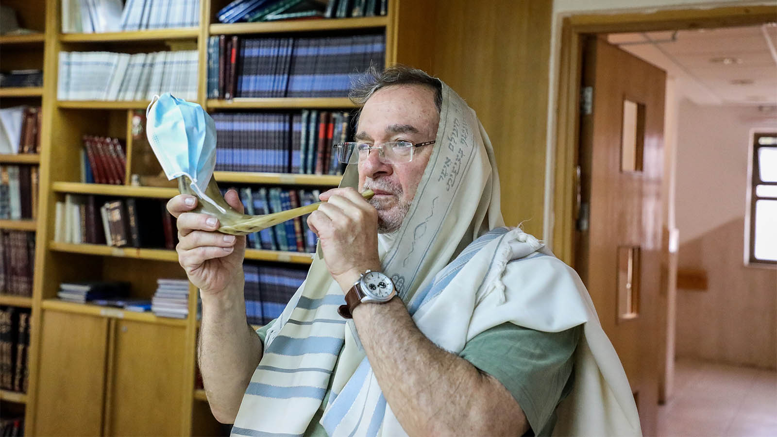 Man blowing the shofar while adhering to regulations set by Ministry of Health (Photo: Gershon Elison/Flash 90)