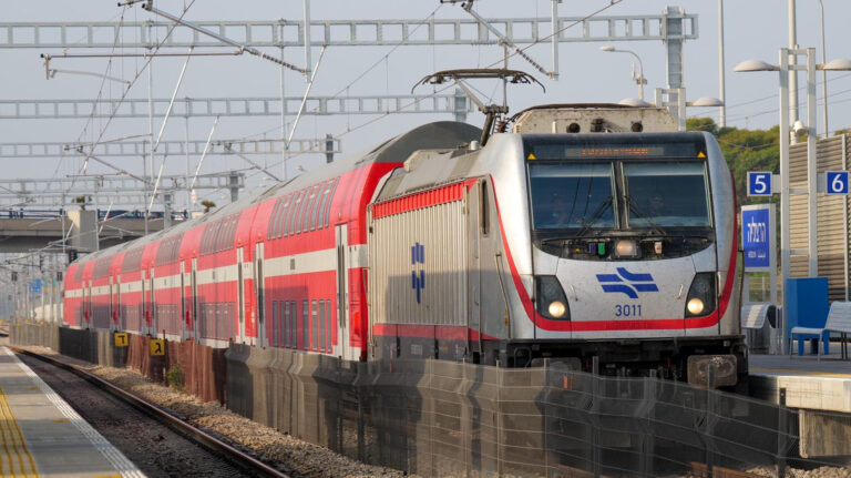 רכבת ישראל. מתוך ארבע החברות הציבוריות רק שתיים פועלות לפי תוכנית חומש (צילום: Cloudview שבתאי טל)