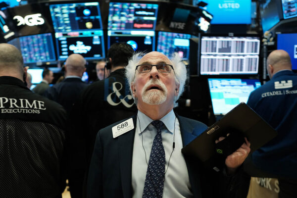 סוחר מניות בבורסה של ניו יורק, במהלך המפולת בשוק המניות בחודש מרץ 2020  (Photo by Spencer Platt/Getty Images)