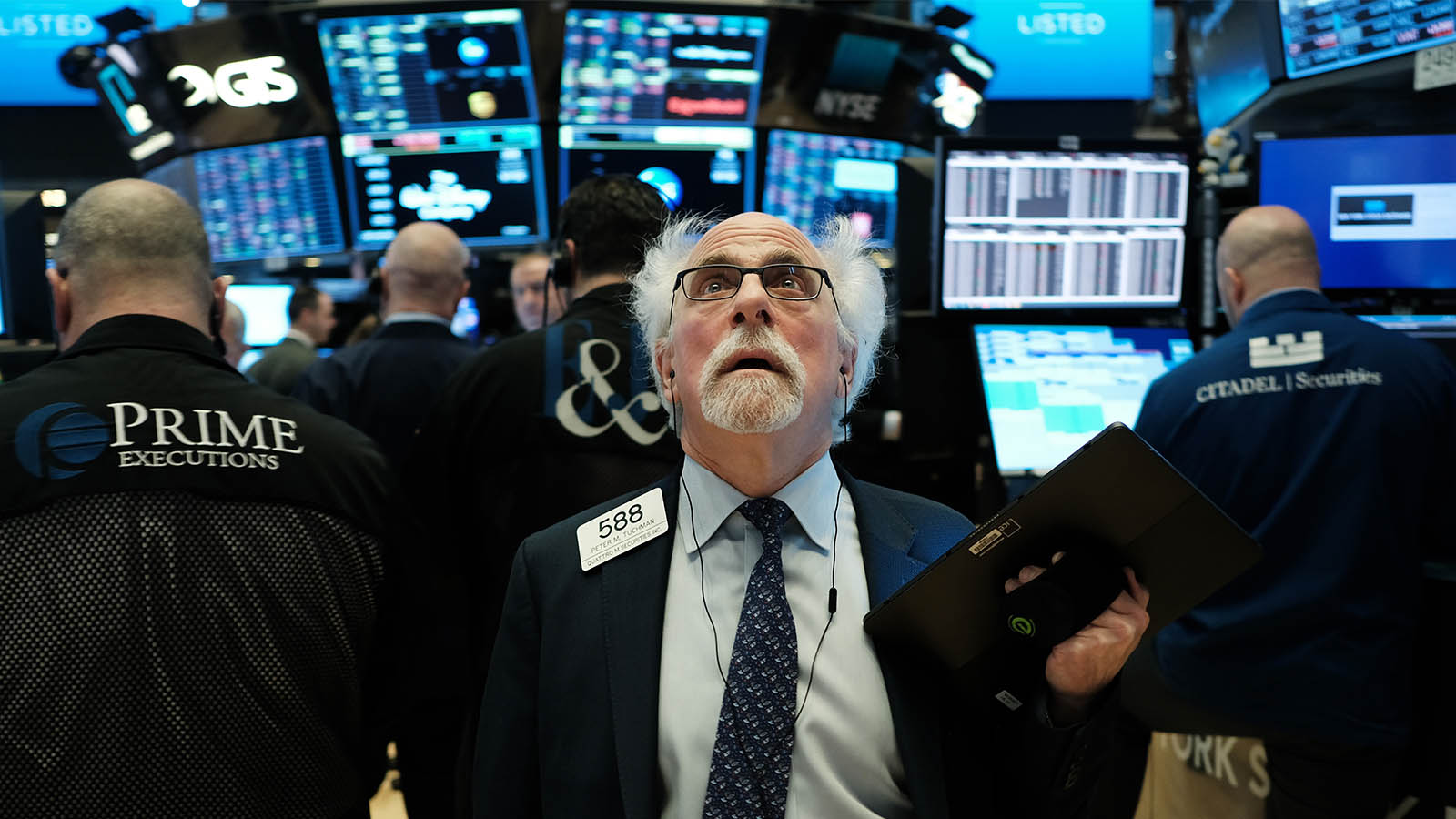 סוחר מניות בבורסה של ניו יורק, במהלך המפולת בשוק המניות בחודש מרץ 2020 (Photo by Spencer Platt/Getty Images)