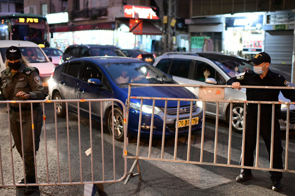 משטרת ישראל נערכת לאכיפת הסגר הלילי בכניסה לבני ברק שמתחיל הערב (צילום: תומר נויברג/פלאש90)