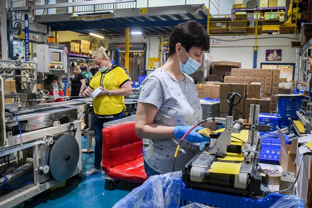 עובדות במפעל מסכות. שיפור במצב העסקים בענף התעשייה (צילום: יוסי אלוני/פלאש90)
