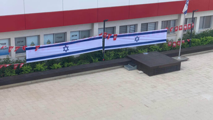 דגל ישראל שהוצב מול המשרדים מסתיר את המדבקות. (צילום באדיבות ארגון עובדי מערך הכבאות.)