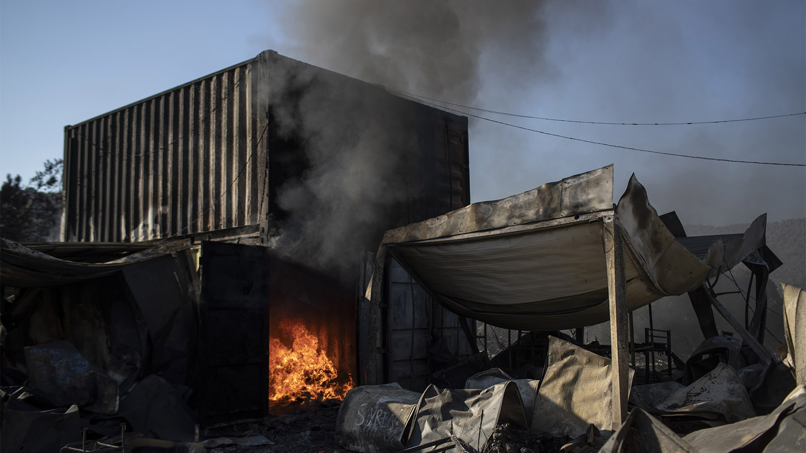 שריפה מחנה פליטים ״מוריה״ באי לסבוס ביון (צילום: AP Photo/Petros Giannakouris)