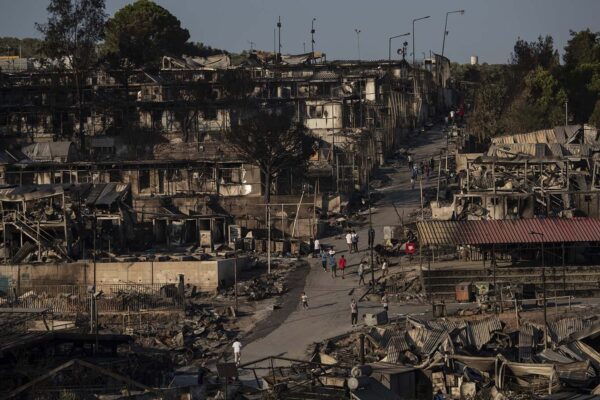 מחנה הפליטים 'מוריה' באי לסבוס ביוון לאחר השריפה (צילום: AP Photo/Petros Giannakouris)