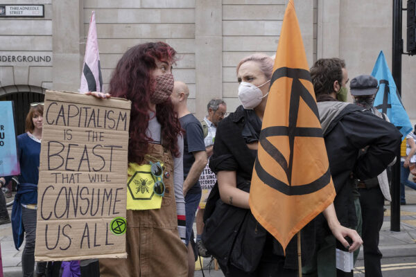 "הקפיטליזם הוא המפלצת שתכלה את כולנו". הפגנה ברובע הפיננסי של לונדון, 4 בספטמבר 2020 (photo by Mike Kemp/In Pictures via Getty Images)