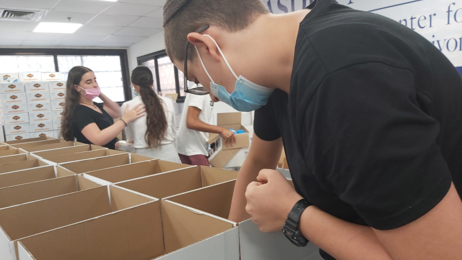 בנוער אורזים מזון במחסני חסד נעמי (צילום: הדס יום טוב)
