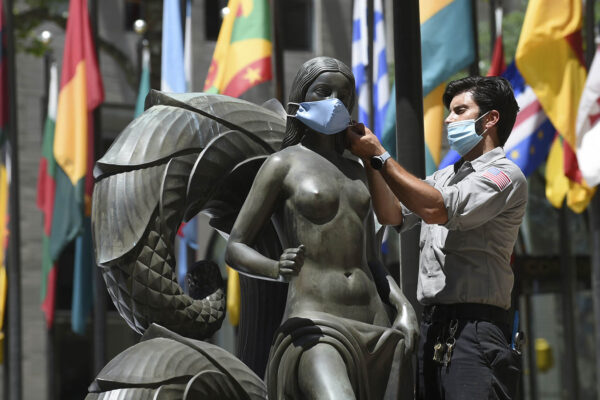 פסל בכיכר רוקפלר בניו יורק, עם מסכה (Diane Bondareff/AP Images for Tishman Speyer)