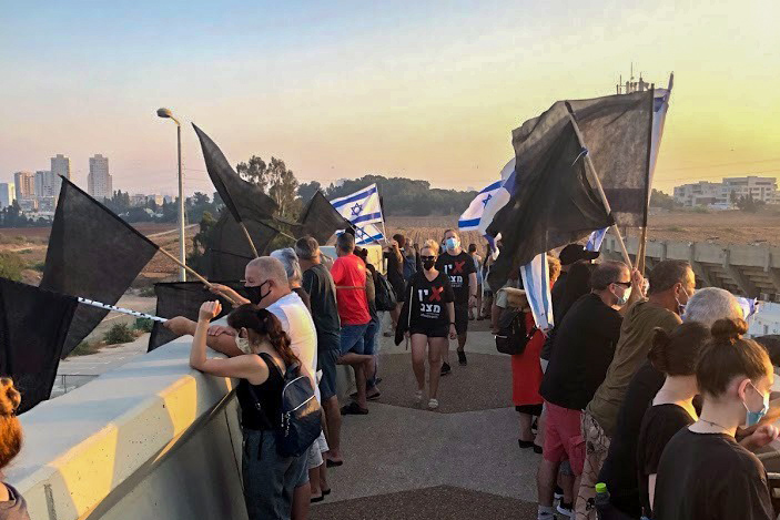 מחאת הדגלים השחורים בגשר הטניס (צילום: הדגלים השחורים)