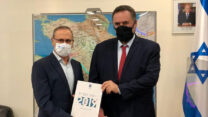 החשב הכללי רוני חזקיהו מגיש את הדוחות הכספיים של 2019 לשר האוצר ישראל כ"ץ (צילום: משרד האוצר)