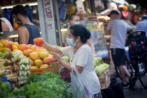 שוק הכרמל, תל אביב. אוגוסט 2020. (צילום: מרים אלסטר/פלאש90)