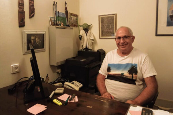 זמי חפץ ז"ל בקליניקה שלו. "המרפאה המשיכה להיות הספייס שלו, שם הוא טיפל, ניגן, קרא וגם, כאמור, התחיל ללמוד איטלקית" (צילום: אלבום פרטי)