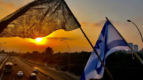 מחאת הדגלים השחורים באודים (צילום: הדגלים השחורים)
