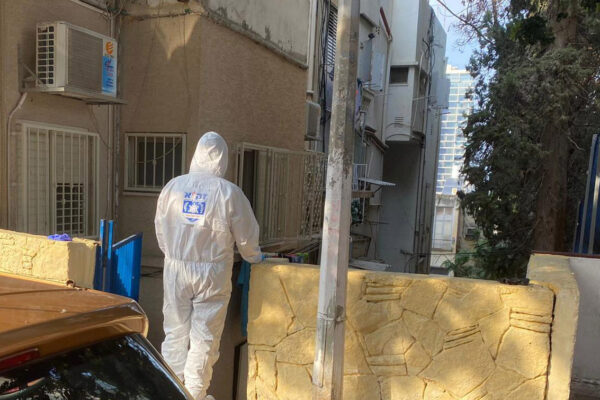 מתנדב זק"א ליד דירתה של אישה המתגוררת בגפה בחיפה ונפטרה לפני מספר ימים (צילום: דוברות זק"א)