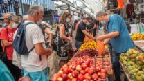 אנשים קונים בשוק ברמלה (צילום: יוסי אלוני / פלאש 90)