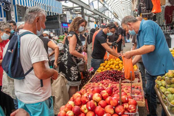 אנשים קונים בשוק ברמלה (צילום: יוסי אלוני / פלאש 90)