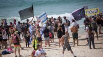 מפגינים בחוף פרישמן. (צילום: מרים אלסטר / פלאש 90)