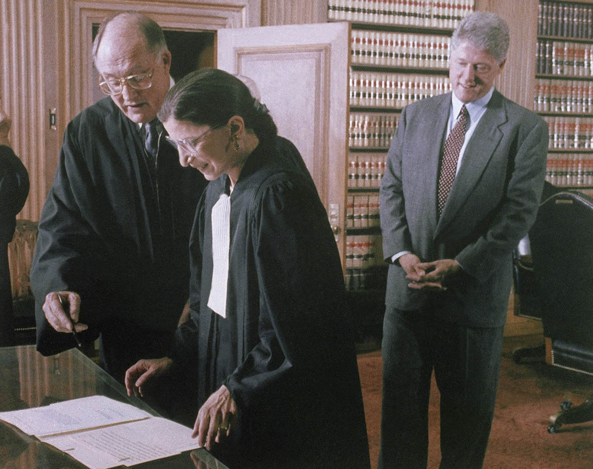 השופטת רות ביידר גינזבורג בעת השבעתה לתפקיד ב-1993 (AP Photo/Ken Heinen)
