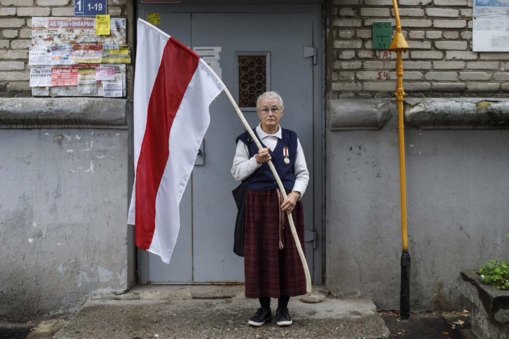 נינה בהינסקיה. מפורסמת בדגלי האופוזיציה הגדולים שהיא נושאת בהפגנות (צילום: AP)