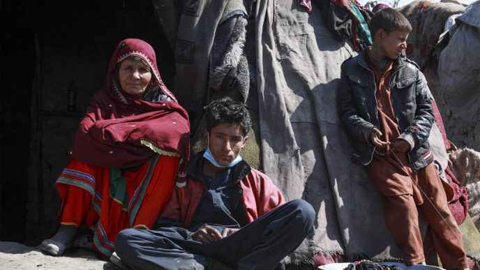 שאיסטה גול )60), ובנה אסמאטולה (17), מחוץ לבקתה ארעית במחנה עקורים מחוץ לקאבול, בירת אפגניסטן: &quot;אנחנו אוספות שאריות מהזבל כדי להאכיל את ילדינו&quot;. (צילום: Enayatullah Azad /NRC)
