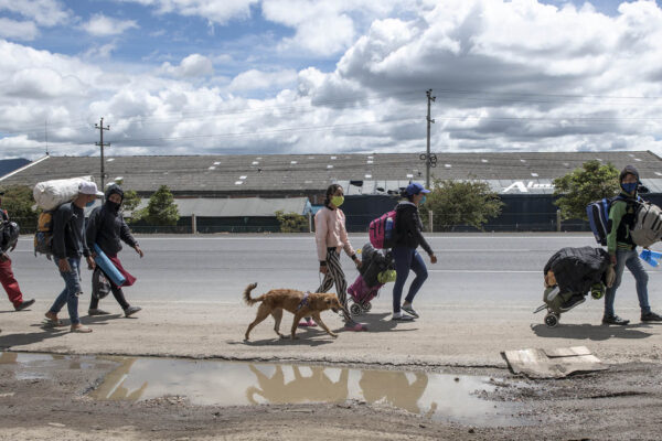 קבוצת פליטים מוונצואלה צועדת על כביש מהיר בקולומביה. (צילום: Nadège Mazars/NRC)