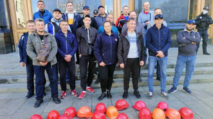 בני משפחה וחברים בהפגנת תמיכה במחאת הכורים במפעל עפרות הברזל קריווי ריה באוקראינה. (צילום: industriall)