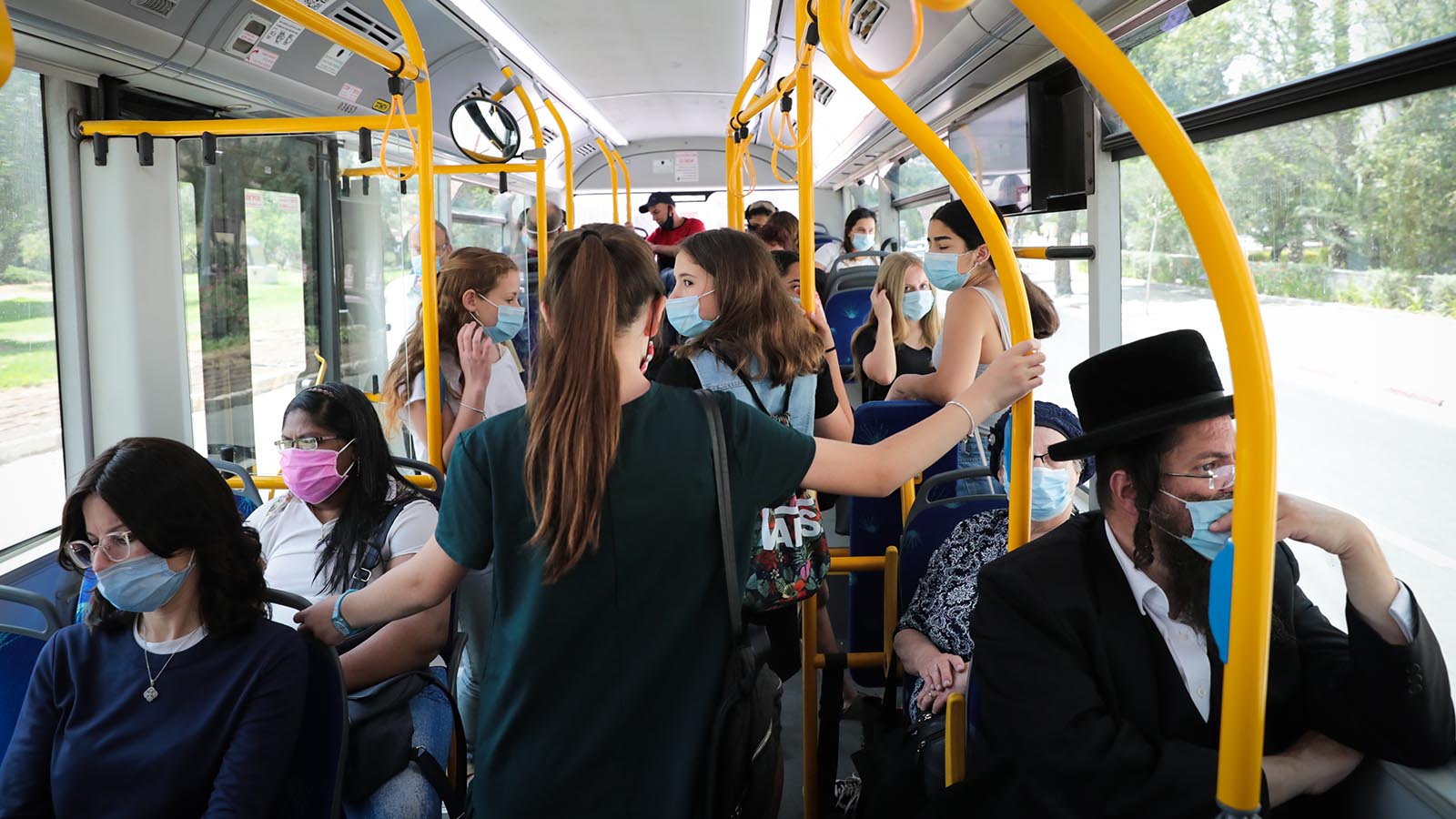 נסיעה באוטובוס בתקופת הקורונה. (צילום: יוסי זמיר/פלאש90)