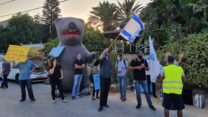 עובדי ECI מפגינים מול ביתו של בעלי "מעבדות חרמון": "העובדים אינם עבדים" ( צילום: אגף הדוברות בהסתדרות)