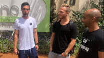 מימין: ברוך דגן, דן גלזר ואיציק עזוז לומדים בקריה האקדמית אונו (צילום: באדיבות ארגון שחקני ושחקניות הכדורגל)