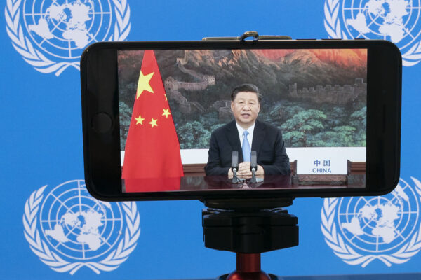 הנאום המוקלט של נשיא סין שי ג'ינגפינג  בעצרת האו"ם 2020 מוצג על טלפון נייד. (צילום: AP Photo/Mary Altaffer)
