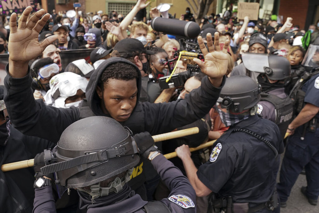 עימות בין שוטרים למפגינים בעקבות פסק הדין במקרה הירי בברנדה טיילור, ספטמבר 2020 (צילום: AP Photo/John Minchillo).