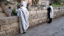 מתפללים בחוץ. האם בקרוב יברכו על החיסון? (צילום: דוד טברסקי)