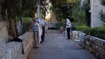 אביהו רייכלר עם חברי מניין הנרקיס, רחביה (צילום: דוד טברסקי)