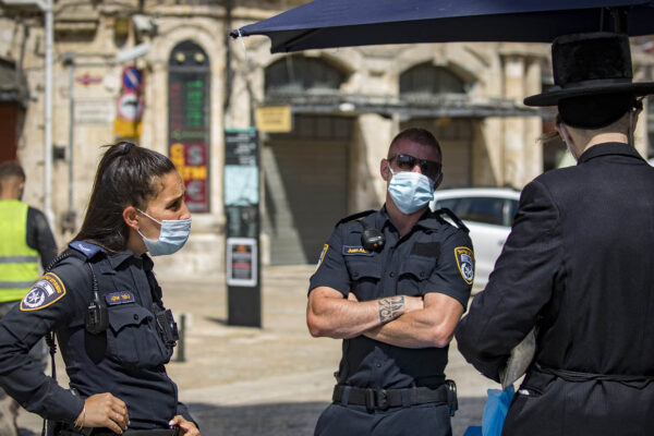 שוטרים אוכפים סגר (צילום: אוליביה פיטוסי / פלאש 90)