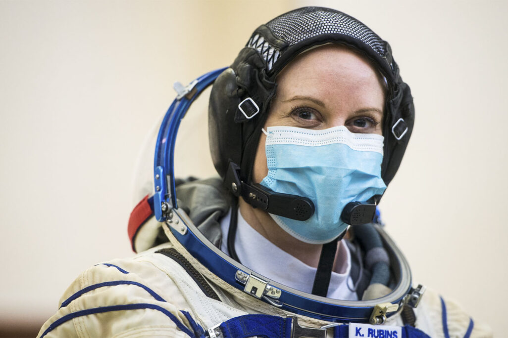 אסטרונאוטית נאס"א קייט רובינס. תצביע בבחירות לנשיאות ארה"ב מהחלל (Andrey Shelepin/GCTC/NASA via AP)