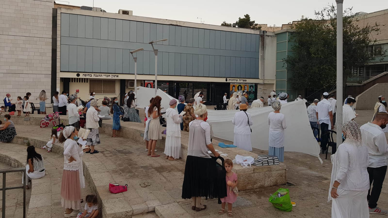 תפילת נעילה בשכונת הדר בחיפה (צילום: יאיר ויטמן)