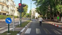 בדרך לתפילה. יום כיפור בפתח תקווה. (צילום: ניצן צבי כהן)
