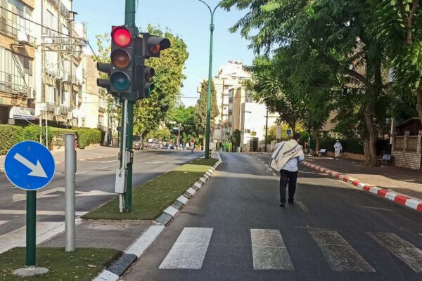 בדרך לתפילה. יום כיפור בפתח תקווה. (צילום: ניצן צבי כהן)
