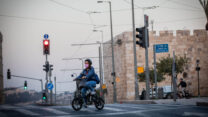 רוכבת אופניים ליד העיר העתיקה בירושלים ביום כיפור. (צילום: יונתן זינדל/פלאש90)