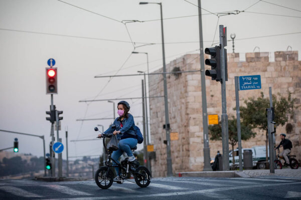 רוכבת אופניים ליד העיר העתיקה בירושלים ביום כיפור. (צילום: יונתן זינדל/פלאש90)