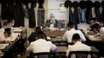 שיעור בישיבת קמניץ בירושלים בתקופת הקורונה. 2 בפסטמבר (צילום: יונתן זינדל/פלאש90)